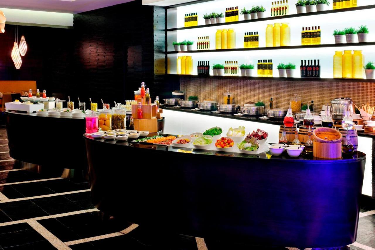 マリオット エグゼクティブ アパートメンツ ドバイ アル ジャダフ エクステリア 写真 A buffet at a hotel