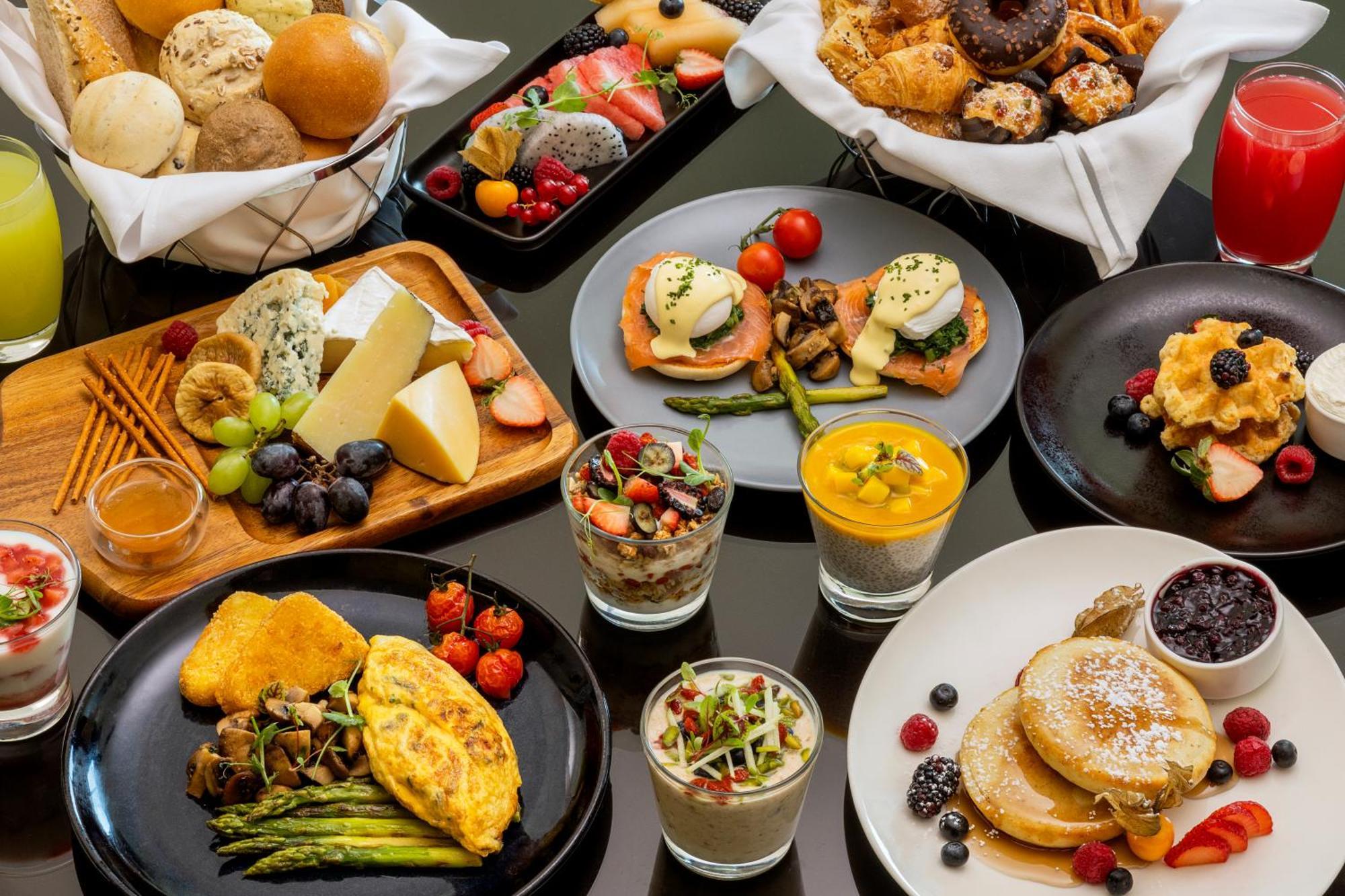 マリオット エグゼクティブ アパートメンツ ドバイ アル ジャダフ エクステリア 写真 A selection of breakfast items