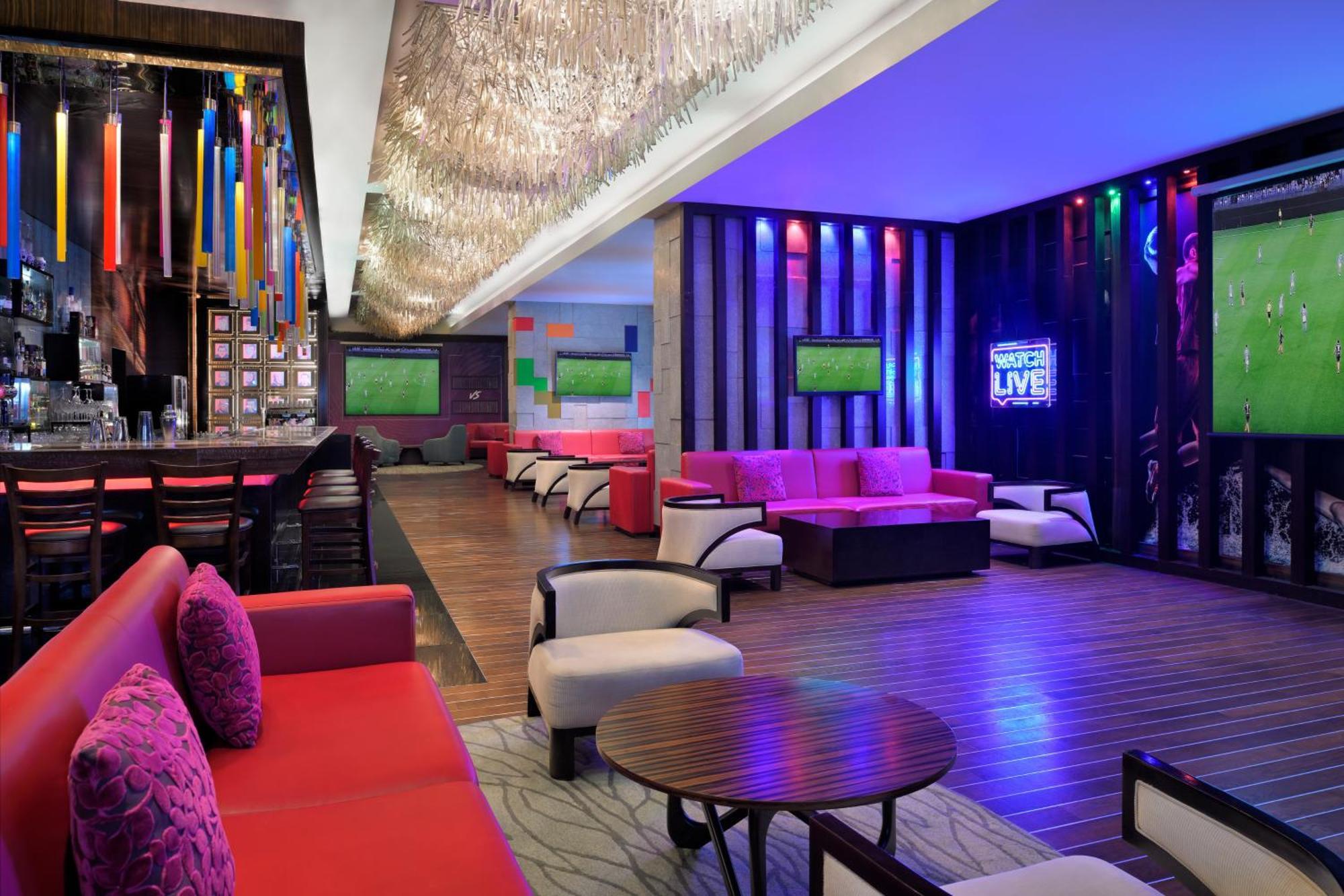 マリオット エグゼクティブ アパートメンツ ドバイ アル ジャダフ エクステリア 写真 The interior of the bar