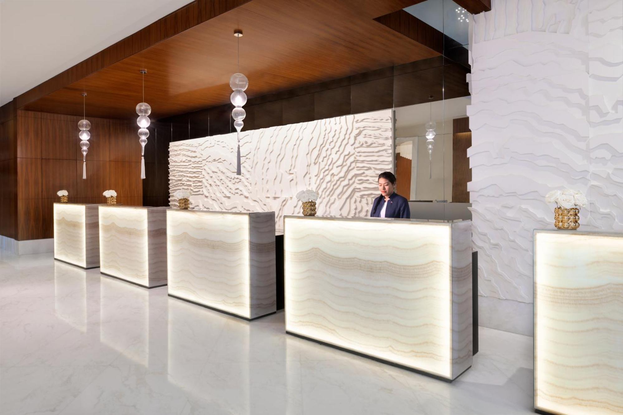 マリオット エグゼクティブ アパートメンツ ドバイ アル ジャダフ エクステリア 写真 The lobby of the Ritz-Carlton, Dubai