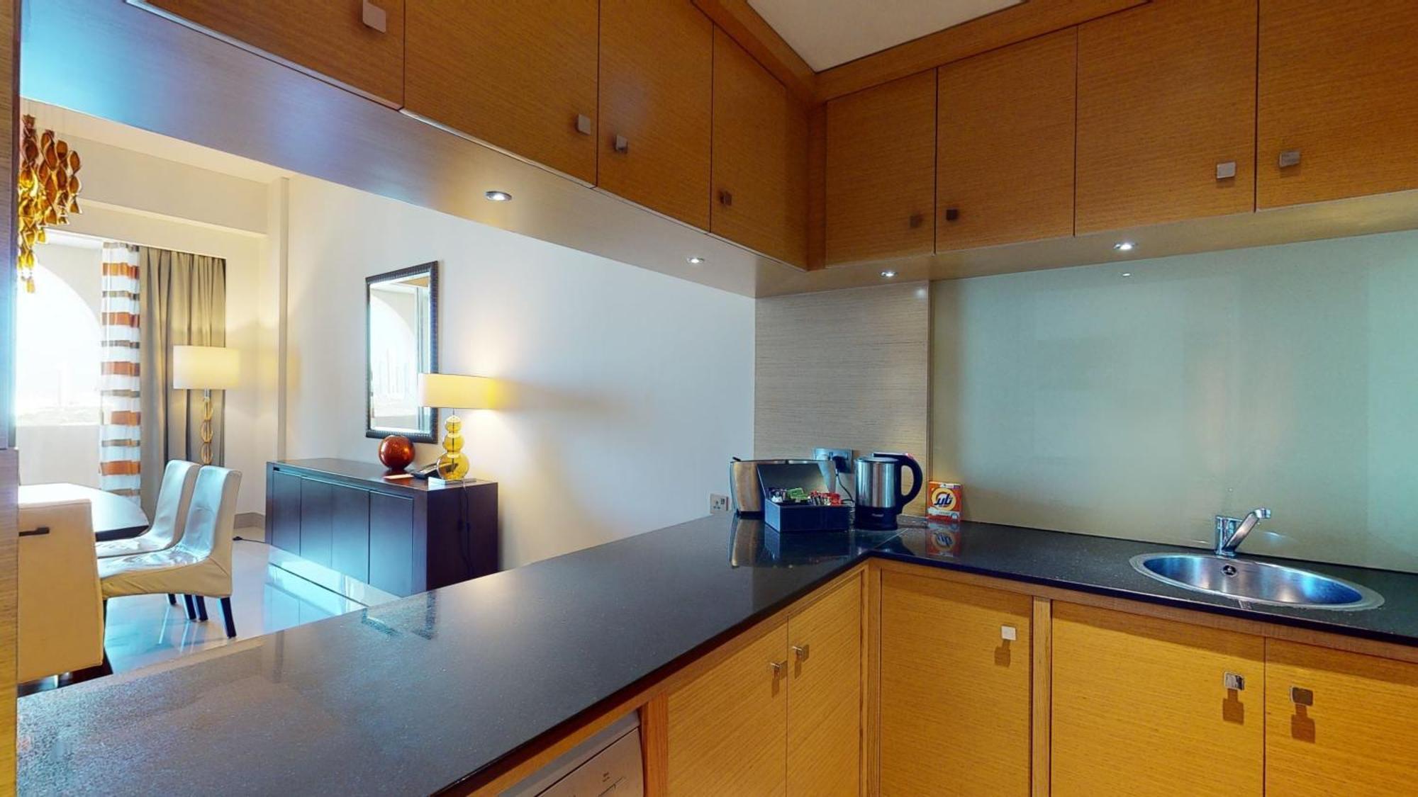 マリオット エグゼクティブ アパートメンツ ドバイ アル ジャダフ 部屋 写真 A typical kitchen in a serviced apartment
