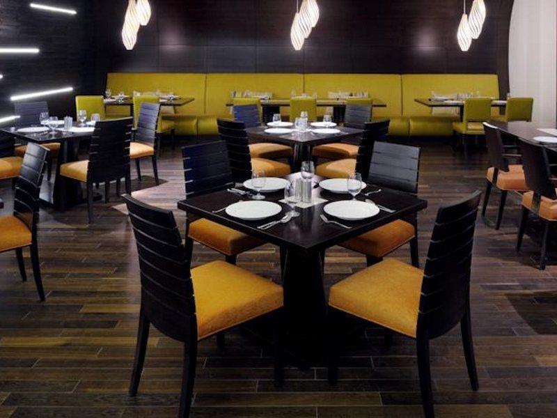 マリオット エグゼクティブ アパートメンツ ドバイ アル ジャダフ エクステリア 写真 Interior of the restaurant