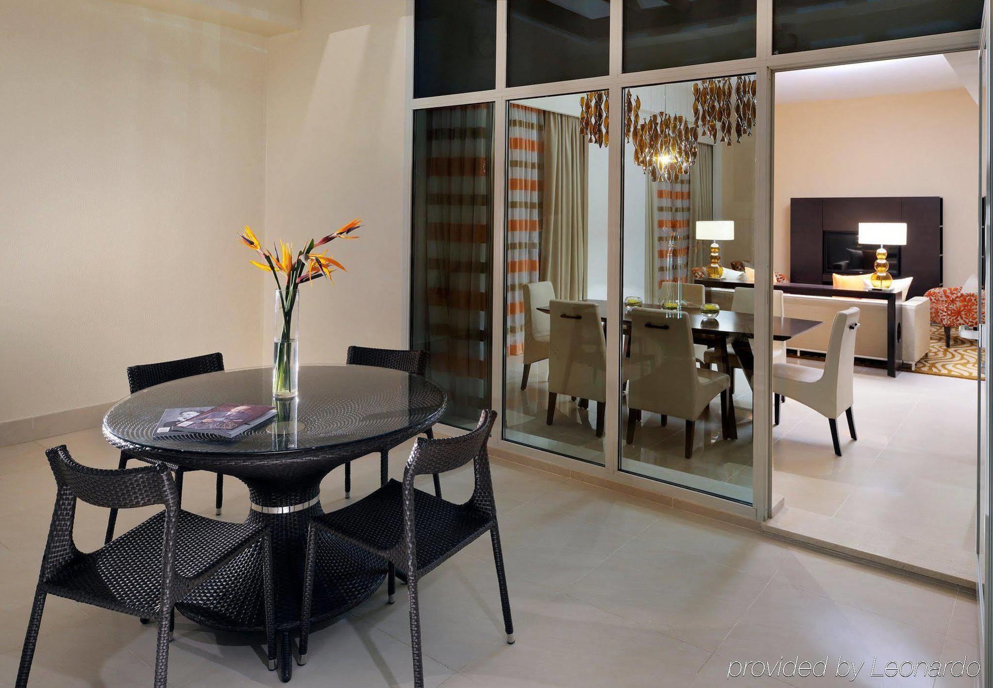 マリオット エグゼクティブ アパートメンツ ドバイ アル ジャダフ エクステリア 写真 A dining room